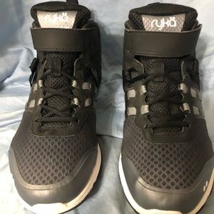Ryka Women’s Athletic/Training shoes Size 7.5 W Black. DEVO XT Mid length.
